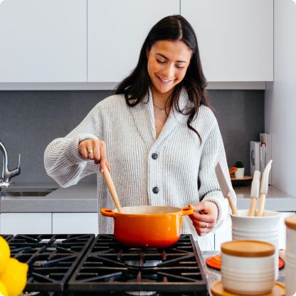 Una joven cocinando