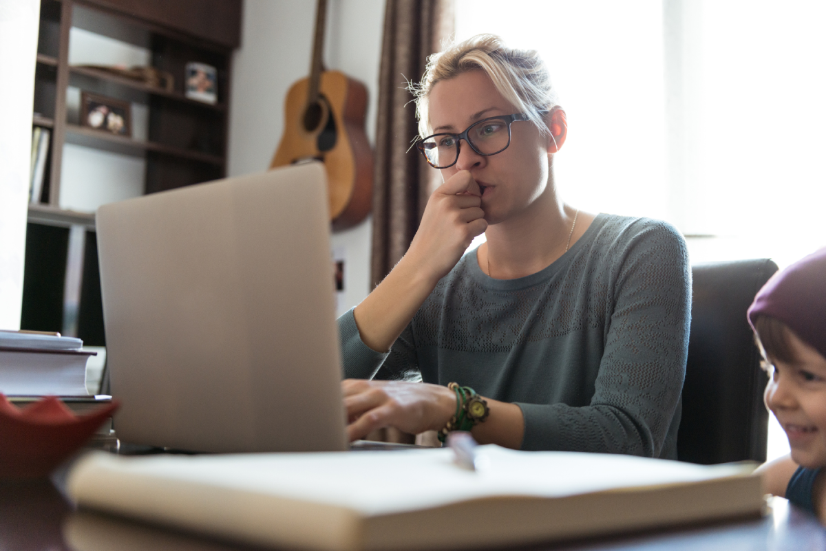 Mujer navegando en una computadora portátil