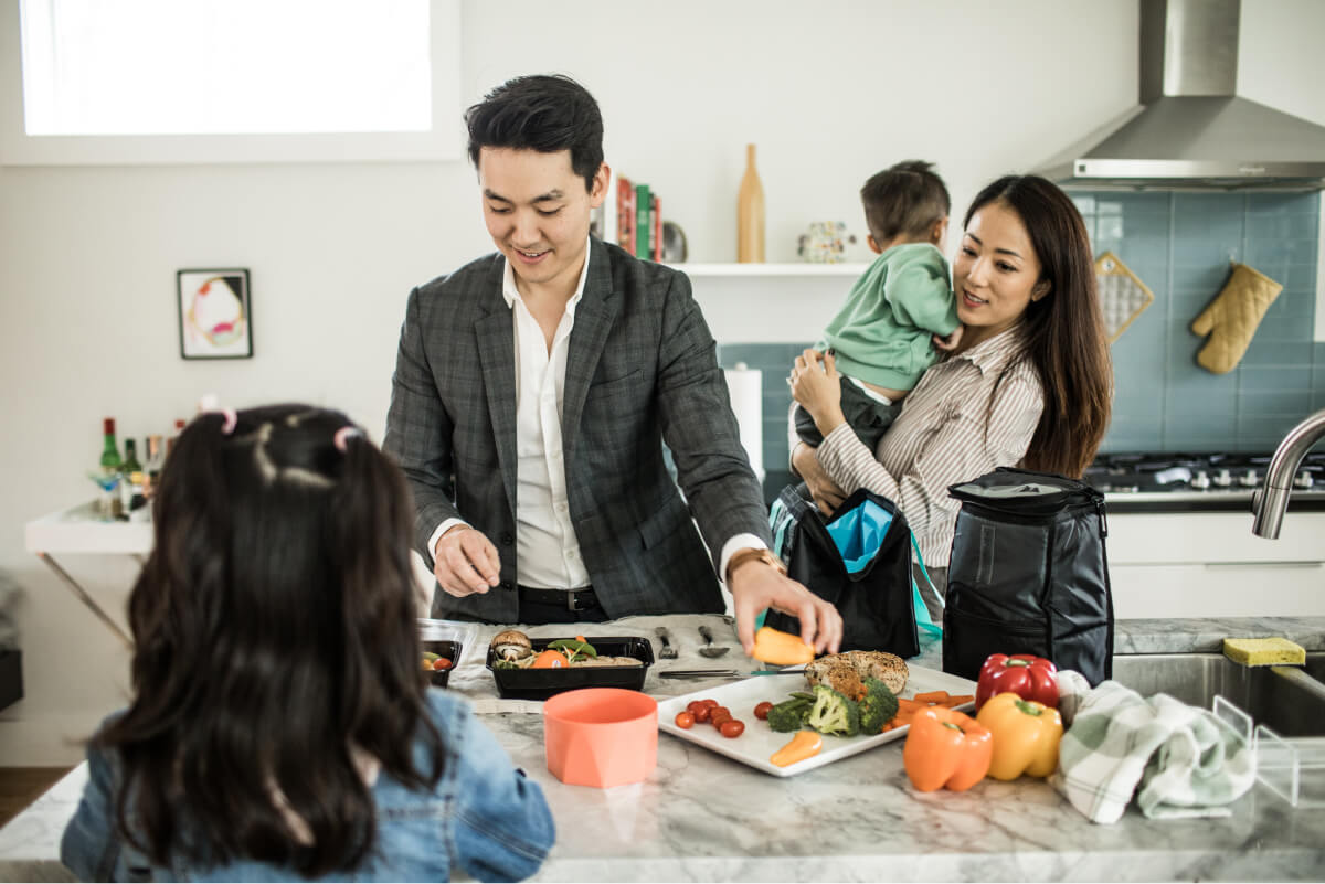 Familia desayunando en la cocina antes del trabajo y la escuela