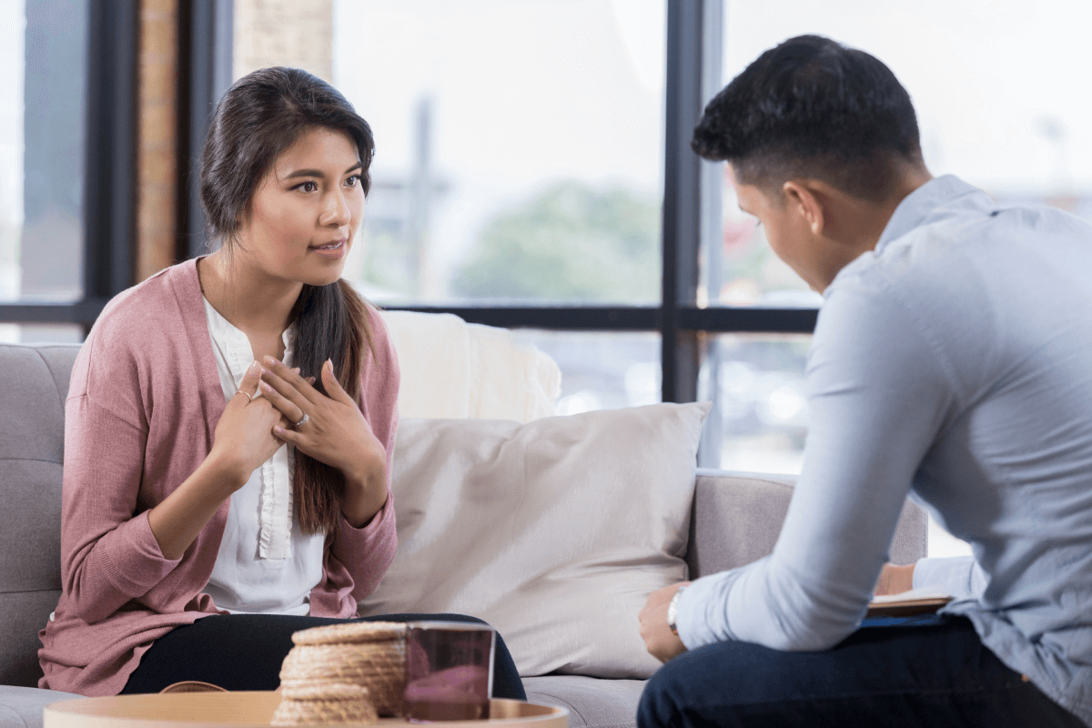 Hombre y mujer discutiendo un acuerdo prenupcial