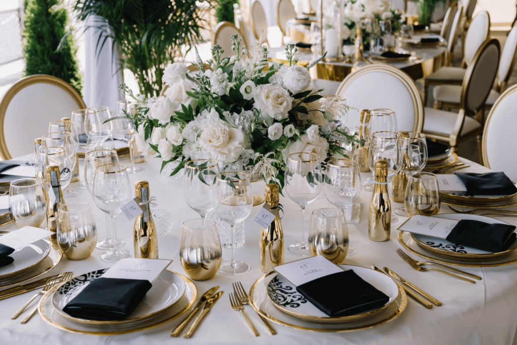 Montaje de la mesa del banquete de boda con hermosas flores