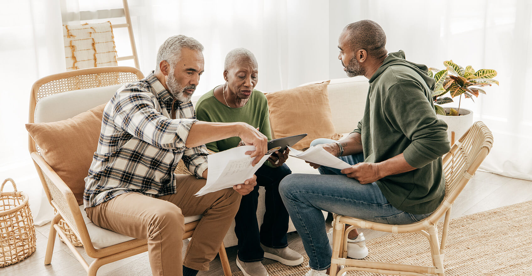 Padres ancianos e hijo discuten cuestiones legales familiares.