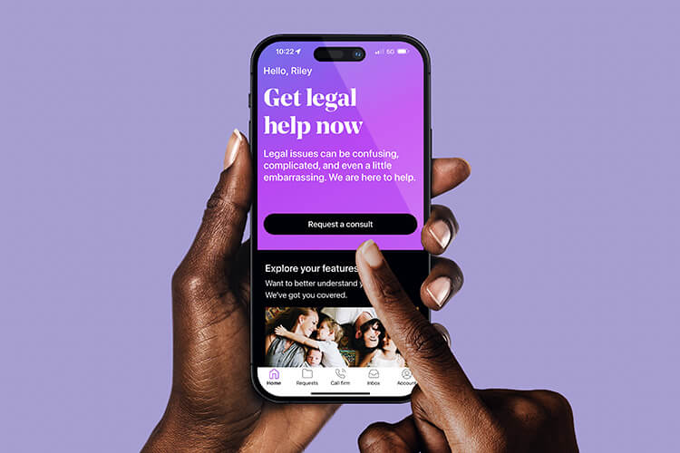 Persona que utiliza la aplicación LegalShield en un teléfono inteligente.