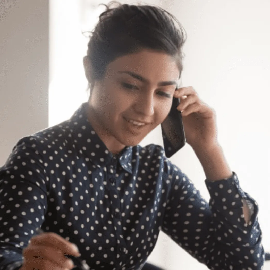 Mujer hablando por su teléfono.